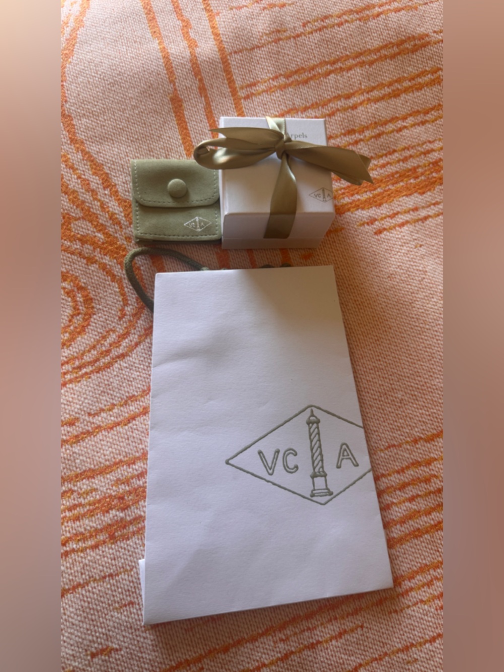 Authentic 💯VCA Olive Green Leather Mini Pouch